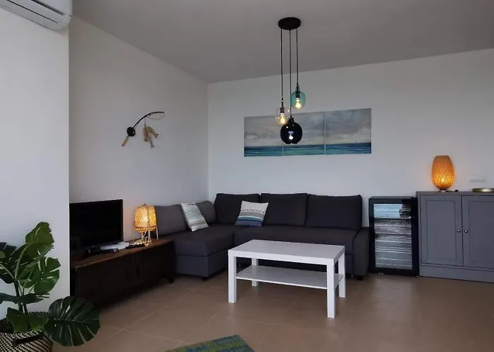 La Perla Cruise Apartment On Private Beach, Modern With Aircon & Wifi