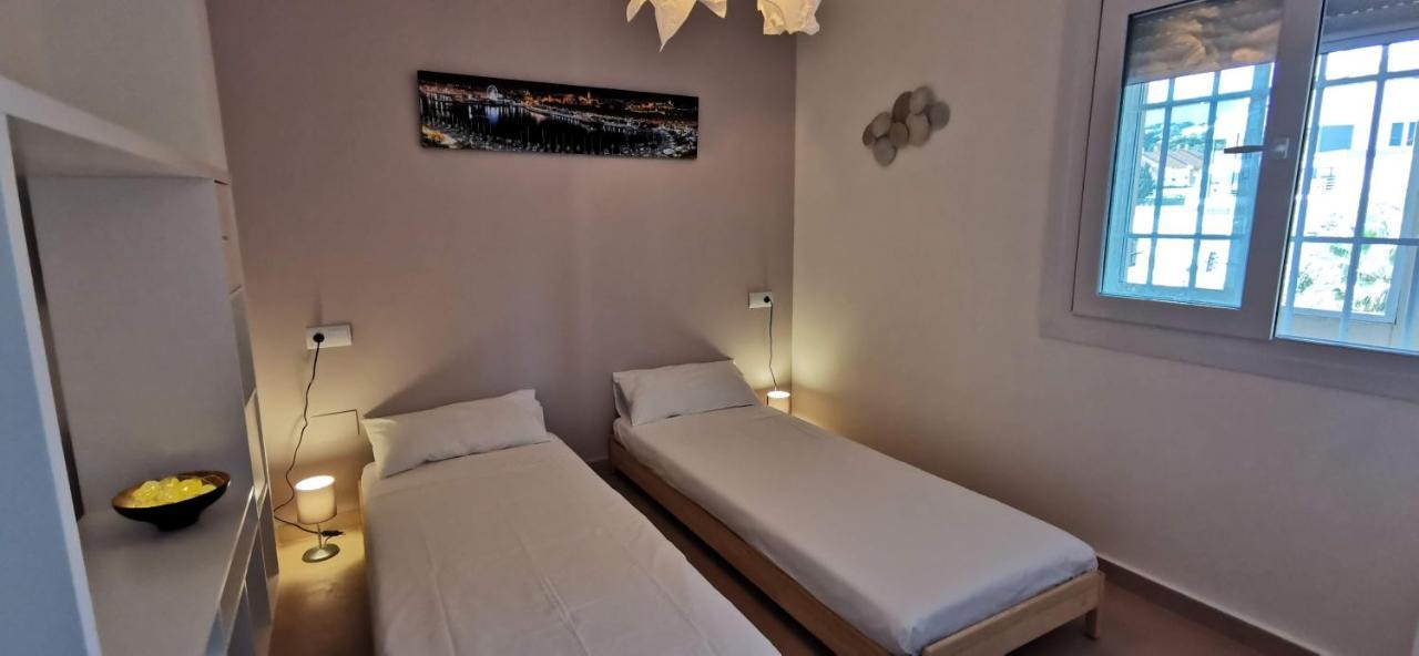 La Perla Cruise On Private Beach, Modern With Aircon & Wifi Benalmadena